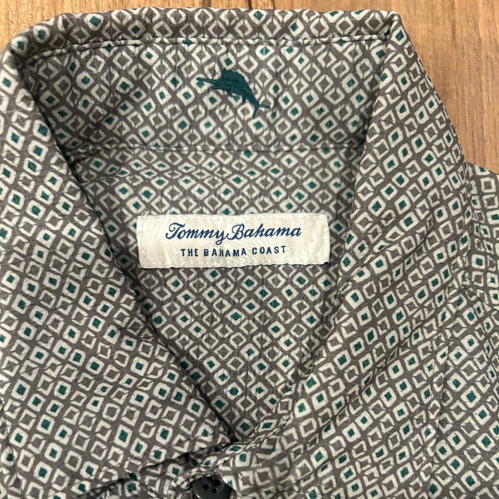 Tommy Bahama men’s button down Shirt